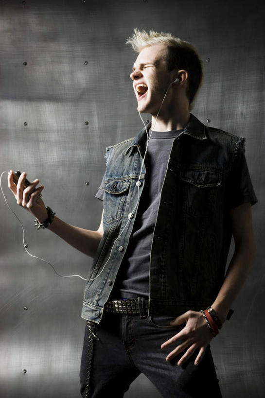 西方人,一个人,站,闭眼,竖图,室内,白天,正面,陶醉,快乐,满意,幸福,欧洲,欧洲人,仅一个男性,仅一个人,黑色背景,服装,音响,音乐,音乐播放器,休闲装,娱乐,仅一个年轻男性,衣服,耳机,站着,张嘴,享受,休闲,休闲服,放松,唱歌,摄影,服饰,影棚,舒适,享乐,演唱,张大嘴巴,MP3播放器,歌唱,莫西干头,莫西干发型,莫西干头型,男人,男性,年轻男性,白种人,张开嘴,闭眼睛,闭着眼,闭着眼睛,站立,半身,彩图,影棚拍摄,拍摄,播放器,沉醉