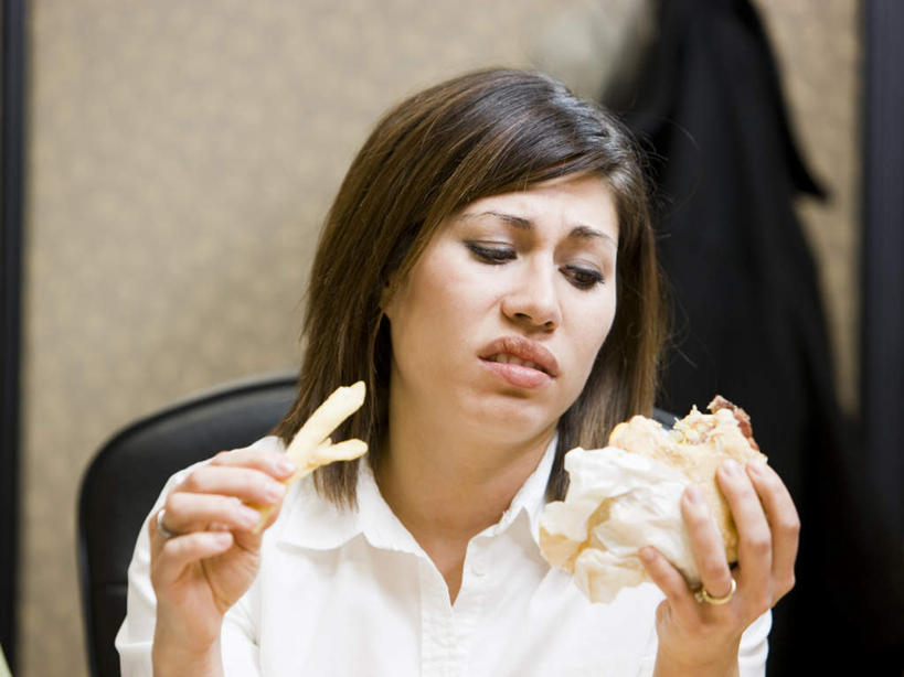 东方人,一个人,商务人士,商务女性,横图,室内,白天,正面,烹饪,西餐,餐桌,桌子,椅子,亚洲,仅一个女性,仅一个人,握,套装,朦胧,模糊,墙,汉堡,料理,食品,拿,拿着,注视,黄种人,菜肴,美食,墙壁,墙面,食物,会议椅,快餐,观察,看,仅一个中年女性,西式,握着,佳肴,餐台,观看,办公椅,察看,关注,商务装,工薪阶层,西式快餐,垃圾食品,悲哀,商务椅,培训椅,悲痛,悲恸,女人,女性,中年女性,亚洲人,白领,上班族,半身,彩图