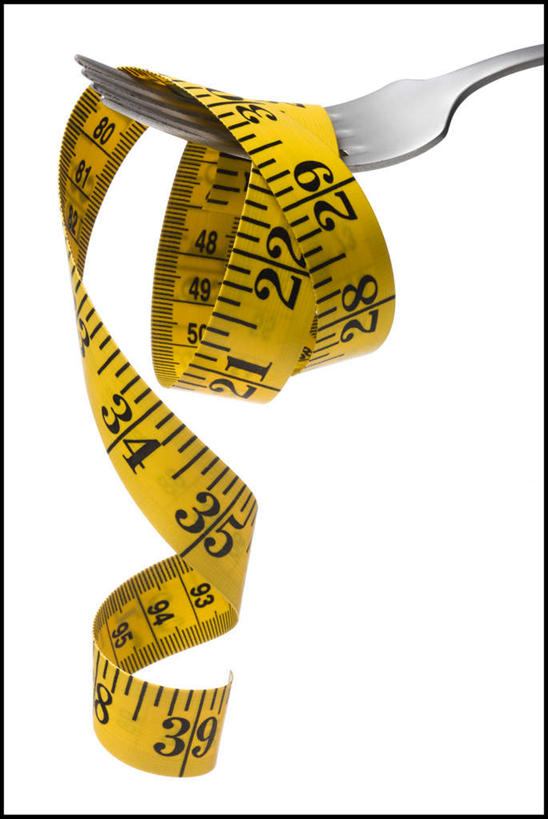 无人,竖图,室内,特写,白天,白色背景,正面,静物,餐具,测量,标志,叉子,皮尺,数字,文字,字符,刻度,标识,一个,黄色,尺,保养,保健,摄影,阿拉伯数字,影棚,单个,测量工具,尺子,减肥,腰围尺,瘦身,餐叉,量具,量仪,塑料卷尺,进餐用具,彩图,影棚拍摄,拍摄