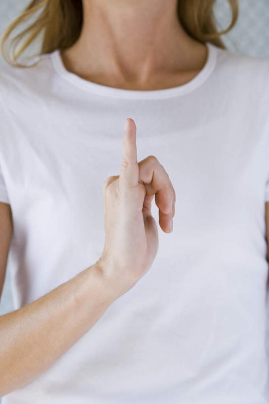 西方人,手,小拇指,一个人,站,竖图,室内,特写,白天,正面,爱情,欧洲,欧洲人,仅一个年轻女性,仅一个女性,仅一个人,服装,浪漫,休闲装,衣服,白色,手势,站着,休闲,手部,休闲服,竖,服饰,翘,单手,食指,示爱,爱你,年轻女性,女人,女性,白种人,大拇指,站立,半身,彩图