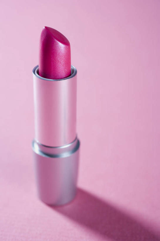 无人,竖图,俯视,室内,特写,白天,静物,阴影,粉色背景,反射,影子,红色,唇膏,化妆品,口红,摄影,影棚,一支,化妆用品,唇棒,彩图,高角度拍摄,影棚拍摄,拍摄