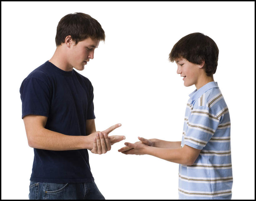 西方人,儿童,两个人,伙伴,朋友,站,横图,室内,白天,侧面,游戏,友谊,纯洁,欧洲,欧洲人,服装,玩,注视,休闲装,娱乐,相视,小孩,衣服,观察,看,站着,休闲,面对面,休闲服,可爱,童年,童趣,服饰,观看,活动,对视,猜拳,察看,互视,发泄,关注,消遣,智力,划拳,相对,童真,烂漫,无邪,相看,宣泄,天真,友情,男孩,男人,男性,白种人,玩耍,嬉戏,站立,半身,彩图,男生