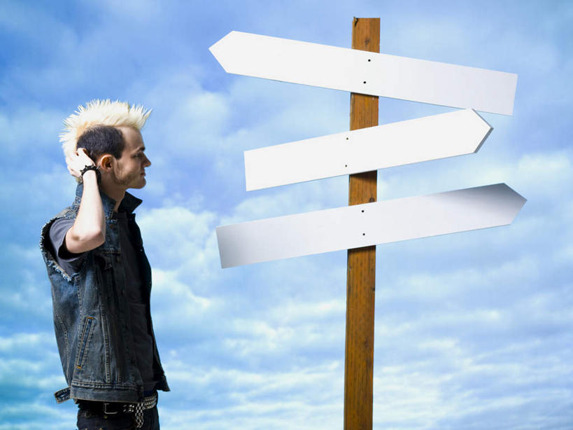 西方人,一个人,站,摸,横图,室外,白天,仰视,欧洲,欧洲人,仅一个男性,仅一个人,抚摸,阴影,服装,光线,影子,云,云朵,云彩,注视,休闲装,方向,箭头,仅一个年轻男性,衣服,蓝色,白云,蓝天,天空,阳光,天,观察,看,站着,休闲,休闲服,服饰,晴朗,观看,察看,指向,关注,莫西干头,莫西干发型,簇,莫西干头型,男人,男性,年轻男性,白种人,晴空,触摸,接触,站立,半身,彩图,低角度拍摄