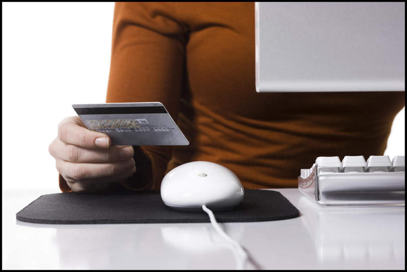 西方人,手,一个人,横图,室内,特写,白天,白色背景,正面,信用卡,电脑,显示器,鼠标,键盘,桌子,欧洲,欧洲人,仅一个年轻女性,仅一个女性,仅一个人,一张,握,阴影,服装,反射,网络,影子,办公桌,鼠标垫,拿,拿着,休闲装,输入设备,通讯设备,衣服,垫子,休闲,手部,休闲服,台式电脑,卡,握着,储蓄卡,摄影,服饰,影棚,单手,一台,便利,舒适,通信设备,输出设备,银行卡,年轻女性,女人,女性,白种人,半身,彩图,影棚拍摄,拍摄