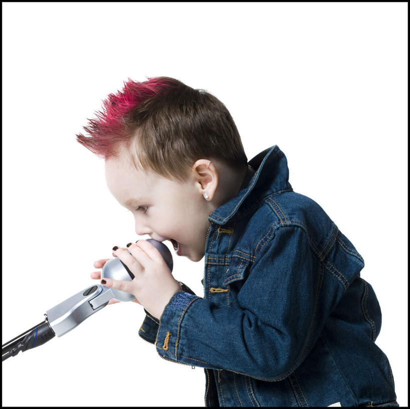 西方人,儿童,一个人,横图,室内,白天,白色背景,侧面,纯洁,欧洲,欧洲人,仅一个男性,仅一个人,握,服装,拿,拿着,注视,休闲装,小孩,衣服,话筒,观察,看,张嘴,仅一个小孩,休闲,休闲服,可爱,童年,童趣,握着,唱歌,摄影,服饰,影棚,观看,察看,麦克风,关注,扩音器,演唱,传声器,张大嘴巴,歌唱,童真,烂漫,无邪,莫西干头,莫西干发型,微音器,莫西干头型,天真,男孩,男人,男性,白种人,孩子,张开嘴,半身,彩图,影棚拍摄,拍摄,男生