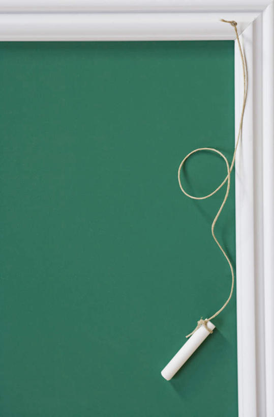 无人,竖图,室内,特写,白天,正面,静物,一根,吊挂,悬挂,阴影,反射,笔,工具,影子,挂,粉笔,学习用品,黑板,教学,文具用品,耐磨,白垩,教学黑板,彩图