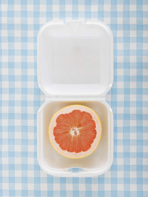 无人,竖图,俯视,室内,特写,白天,餐桌,桌子,餐具,水果,切开,新鲜,布料,生食,食品,果实,半个,布纹,葡萄柚,桌布,食物,一个,餐巾,容器,台布,西柚,切,一半,橙色,有机食品,绿色食品,单个,餐台,储藏,储存,一次性饭盒,剖面,切面,朱栾,进餐用具,彩图,高角度拍摄,一次性餐盒,贮存