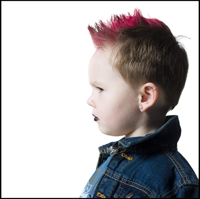 西方人,儿童,脸,头,脸颊,一个人,站,横图,室内,特写,白天,白色背景,侧面,纯洁,欧洲,欧洲人,仅一个男性,仅一个人,服装,注视,休闲装,肩膀,小孩,衣服,红色,观察,看,站着,仅一个小孩,休闲,休闲服,可爱,童年,童趣,摄影,服饰,影棚,观看,察看,关注,童真,烂漫,无邪,莫西干头,莫西干发型,莫西干头型,天真,男孩,男人,男性,白种人,孩子,头部,脸部,脸蛋,面部,站立,半身,彩图,影棚拍摄,拍摄,男生