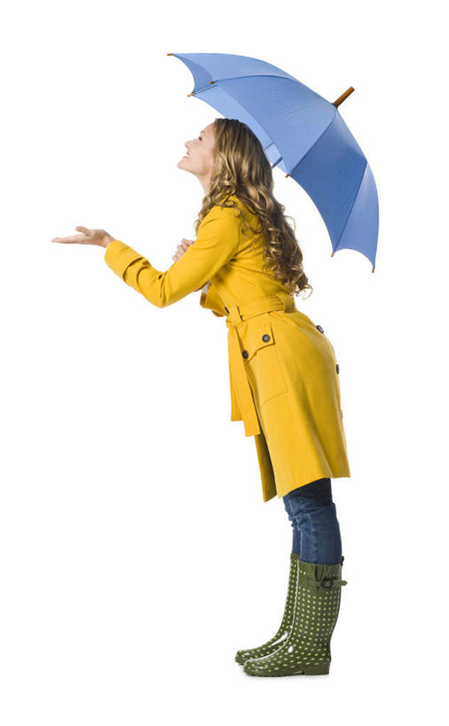 西方人,一个人,竖图,室内,白天,侧面,欧洲,欧洲人,仅一个年轻女性,仅一个女性,仅一个人,一把,弯腰,握,裤子,伞,雨伞,遮阳伞,拿,拿着,注视,牛仔裤,阳伞,黄色,蓝色,看,握着,保暖,太阳伞,防寒,御寒,关注,雨衣,透气,防水,弯身,冲锋服,冲锋衣,防潮,户外用品,年轻女性,女人,女性,抬头,仰头,彩图,全身