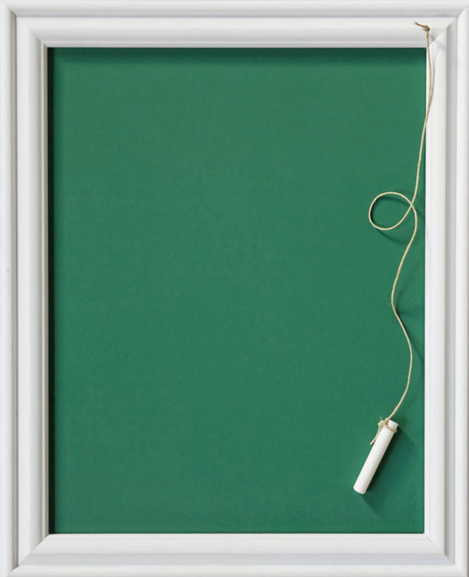 无人,竖图,室内,特写,白天,正面,静物,一根,一块,笔,工具,绿色,白色,粉笔,绳子,学习用品,黑板,教学,文具用品,耐磨,白垩,教学黑板,彩图