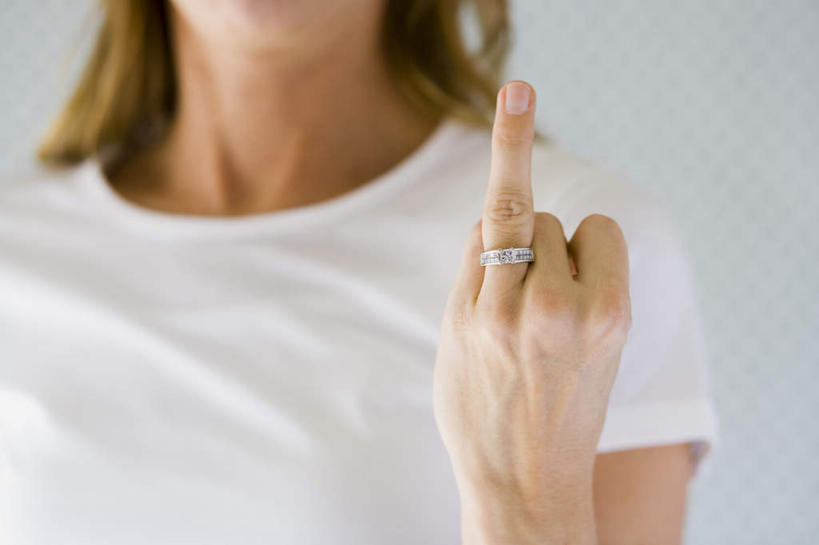 西方人,手,无名指,一个人,站,横图,室内,特写,白天,白色背景,正面,爱情,欧洲,欧洲人,仅一个年轻女性,仅一个女性,仅一个人,指,服装,浪漫,休闲装,方向,装饰品,一个,衣服,白色,戒指,饰品,首饰,手势,站着,休闲,向上,手部,休闲服,恩爱,竖,摄影,服饰,影棚,单个,翘,单手,信物,指向,权利,手饰,年轻女性,女人,女性,白种人,站立,半身,彩图,影棚拍摄,拍摄