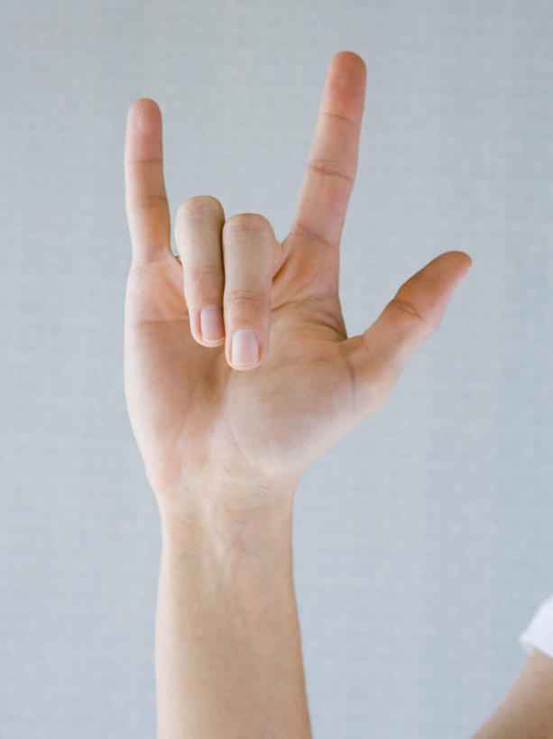 西方人,手,小拇指,一个人,竖图,室内,特写,白天,正面,欧洲,欧洲人,仅一个年轻女性,仅一个女性,仅一个人,灰色背景,手势,手部,竖,摄影,影棚,翘,单手,食指,示爱,爱你,年轻女性,女人,女性,白种人,半身,彩图,影棚拍摄,拍摄