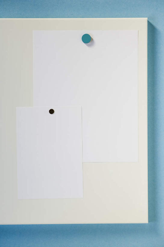 无人,竖图,室内,特写,白天,正面,静物,阴影,蓝色背景,反射,信息,磁铁,影子,布告,布告栏,摄影,影棚,吸铁石,磁场,通知,公告,传播,消息,公布栏,彩图,影棚拍摄,拍摄