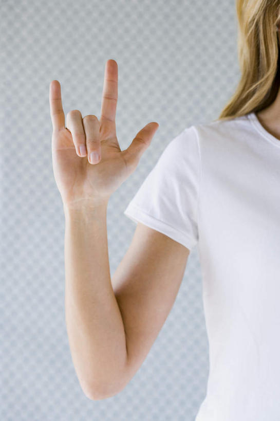 西方人,手,小拇指,一个人,竖图,室内,特写,白天,正面,爱情,欧洲,欧洲人,仅一个年轻女性,仅一个女性,仅一个人,服装,浪漫,休闲装,衣服,白色,手势,休闲,手部,休闲服,竖,摄影,服饰,影棚,翘,单手,食指,示爱,爱你,年轻女性,女人,女性,白种人,大拇指,半身,彩图,影棚拍摄,拍摄