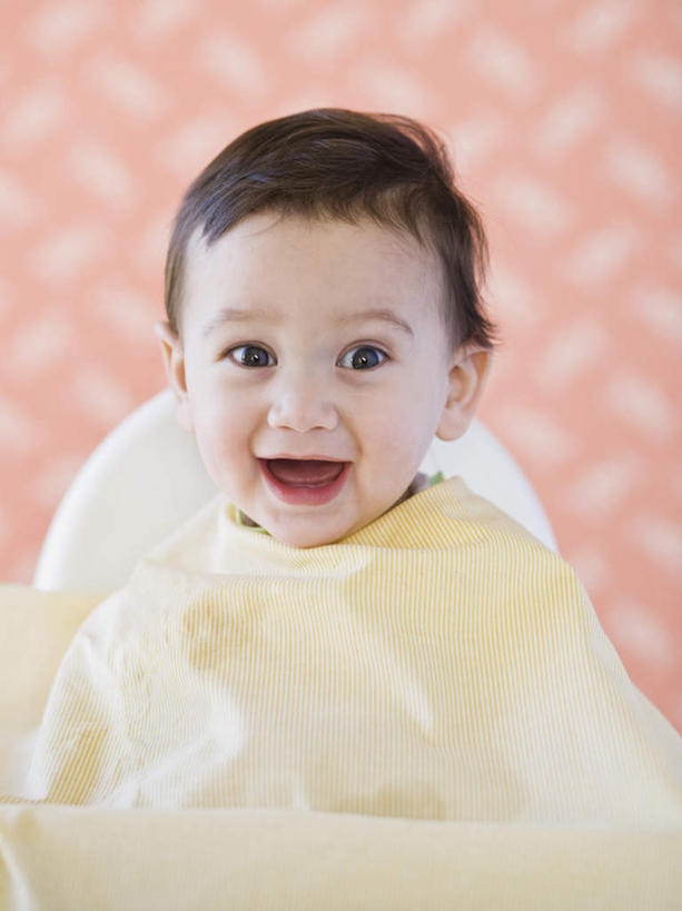 西方人,婴儿,儿童,一个人,坐,笑,微笑,竖图,室内,白天,正面,纯洁,椅子,欧洲,欧洲人,仅一个人,木椅,墙,围兜,注视,墙壁,墙面,小孩,黄色,观察,看,张嘴,可爱,活泼,观看,察看,关注,宝宝,张大嘴巴,纯真,烂漫,无邪,理发围布,剪发围布,理发围兜,围布,伶俐,天真,白种人,孩子,张开嘴,坐着,半身,彩图