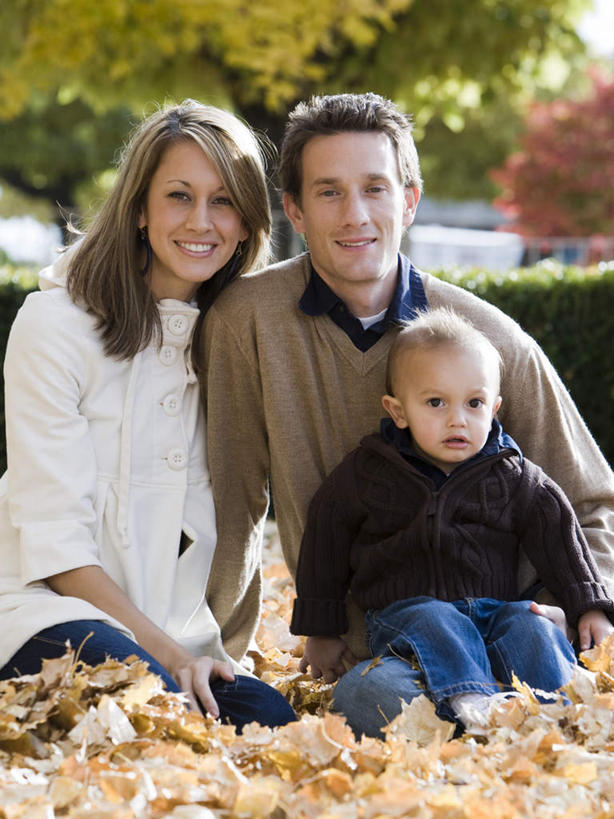 西方人,婴儿,儿童,三个人,家庭,夫妻,母亲,父亲,坐,笑,盘腿,微笑,露齿笑,竖图,室外,白天,正面,爱情,纯洁,植物,叶子,欧洲,欧洲人,一堆,许多,堆叠,堆积,服装,朦胧,模糊,黄叶,很多,浪漫,注视,休闲装,树,树木,小孩,衣服,蓝色,绿色,蓝天,天空,自然,天,观察,看,休闲,温暖,温馨,父子,母子,三口之家,一家人,休闲服,嫩叶,恩爱,父爱,可爱,母爱,恋人,服饰,活泼,生长,晴朗,成长,观看,堆,和睦,察看,关注,宝宝,纯真,烂漫,无邪,万里无云,伶俐,天真,男人,男性,年轻女性,女人,女性,中年男性,白种人,孩子,年轻人,夫妇,情侣,叶,叶片,晴空,晴空万里,盘腿而坐,盘膝,盘着腿的,盘着腿坐,双腿交叉,坐着,半身,彩图,伴侣,融洽