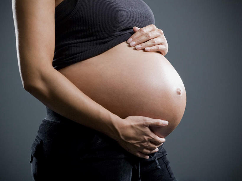 西方人,一个人,站,摸,横图,室内,白天,侧面,欧洲,欧洲人,仅一个年轻女性,仅一个女性,仅一个人,抚摸,黑色背景,服装,背心,衣服,站着,摄影,服饰,影棚,衣着,穿着,衣饰,露脐装,年轻女性,女人,女性,白种人,触摸,接触,站立,半身,彩图,影棚拍摄,拍摄