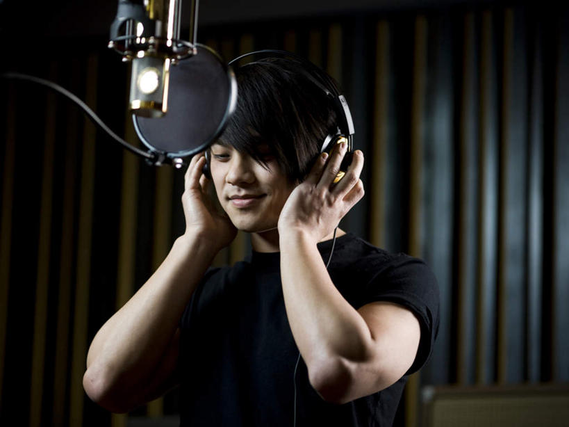 东方人,一个人,站,闭眼,横图,室内,白天,正面,通讯,集体,亚洲,仅一个男性,仅一个人,握,服装,信息,背心,利益,拿,拿着,注视,黄种人,仅一个年轻男性,衣服,耳机,耳麦,话筒,观察,看,站着,团体,握着,通信,服饰,奋斗,观看,协调,愿望,察看,组织,麦克风,录音,头戴式耳麦,衣着,工作室,穿着,关注,扩音器,努力,传声器,微音器,衣饰,理想,男人,男性,年轻男性,亚洲人,闭眼睛,闭着眼,闭着眼睛,站立,半身,彩图,头戴式耳机