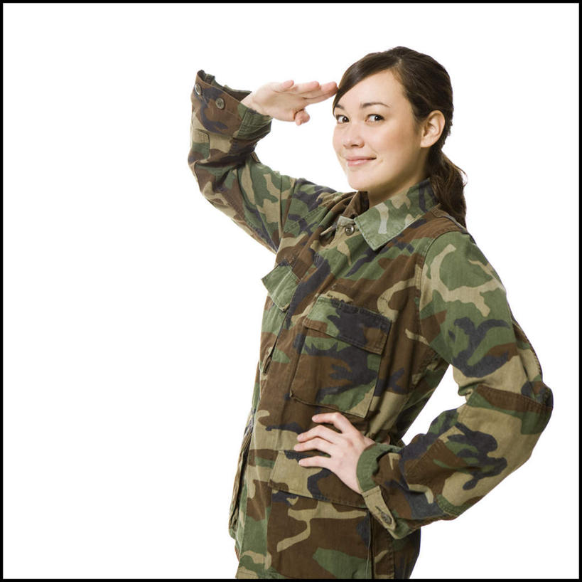 东方人,一个人,站,笑,微笑,横图,室内,白天,白色背景,侧面,亚洲,仅一个年轻女性,仅一个女性,仅一个人,注视,黄种人,手叉腰,叉腰,观察,看,站着,摄影,影棚,观看,军人,察看,敬礼,武士,关注,迷彩服,军服,甲士,还礼,伪装服,野战服,作战服,年轻女性,女人,女性,亚洲人,站立,半身,彩图,影棚拍摄,拍摄