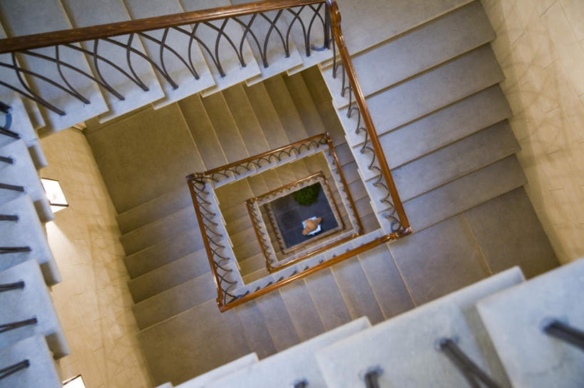 西方人,一个人,栏杆,横图,俯视,室内,白天,楼梯,意大利,佛罗伦萨,欧洲,欧洲人,仅一个男性,仅一个人,扶手,阶梯,护栏,台阶,仅一个年轻男性,托斯卡纳,南欧,意大利共和国,首府,百花之城,翡冷翠,托斯卡纳大区,男人,男性,年轻男性,白种人,半身,彩图,高角度拍摄