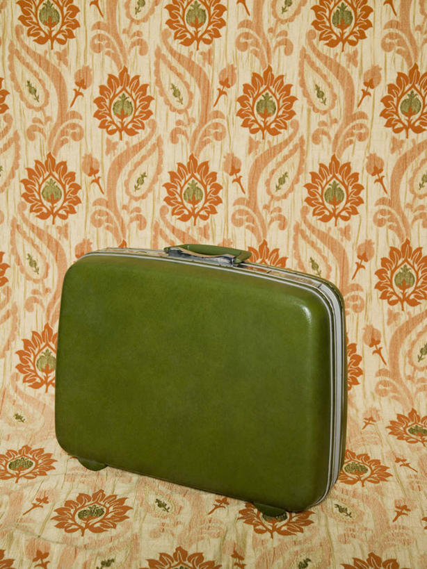 无人,竖图,室内,特写,白天,正面,壁纸,静物,手提箱,旅行箱,墙,墙壁,墙面,一个,绿色,容器,行李箱,箱子,单个,储藏,出差,储存,墙纸,彩图,旅行,贮存