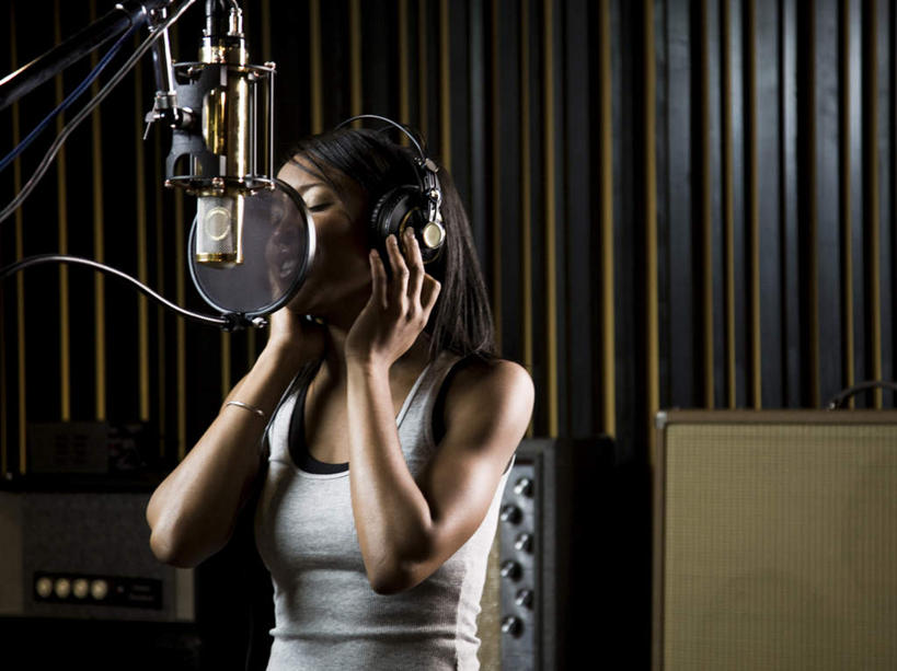 西方人,一个人,站,横图,室内,白天,正面,通讯,集体,欧洲,非洲,黑人,欧洲人,仅一个年轻女性,仅一个女性,仅一个人,握,服装,信息,背心,利益,拿,拿着,注视,衣服,耳机,耳麦,话筒,观察,看,站着,团体,握着,通信,服饰,奋斗,观看,协调,愿望,察看,组织,麦克风,录音,头戴式耳麦,衣着,工作室,穿着,关注,扩音器,努力,传声器,微音器,衣饰,理想,年轻女性,女人,女性,非洲人,站立,半身,彩图,头戴式耳机