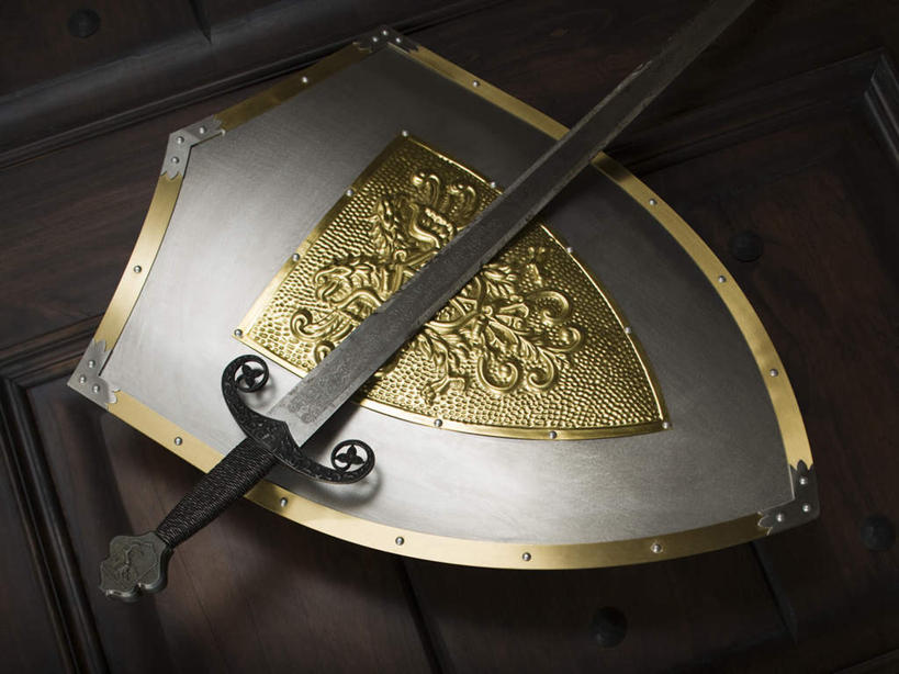 无人,横图,俯视,室内,特写,白天,竞争,桌面,桌子,静物,对抗,阴影,冲突,反射,木制,影子,破坏,木制品,金色,武器,战争,摄影,盾牌,盾,影棚,坚硬,损坏,剑,富贵,攻击,威胁,对立,矛盾,兵器,防御,忠诚,敌对,挫败,斗争,抗拒,抗衡,杀伤,威慑,富丽,名誉,荣华,坚固,百兵之君,短兵,危险,彩图,高角度拍摄,影棚拍摄,拍摄