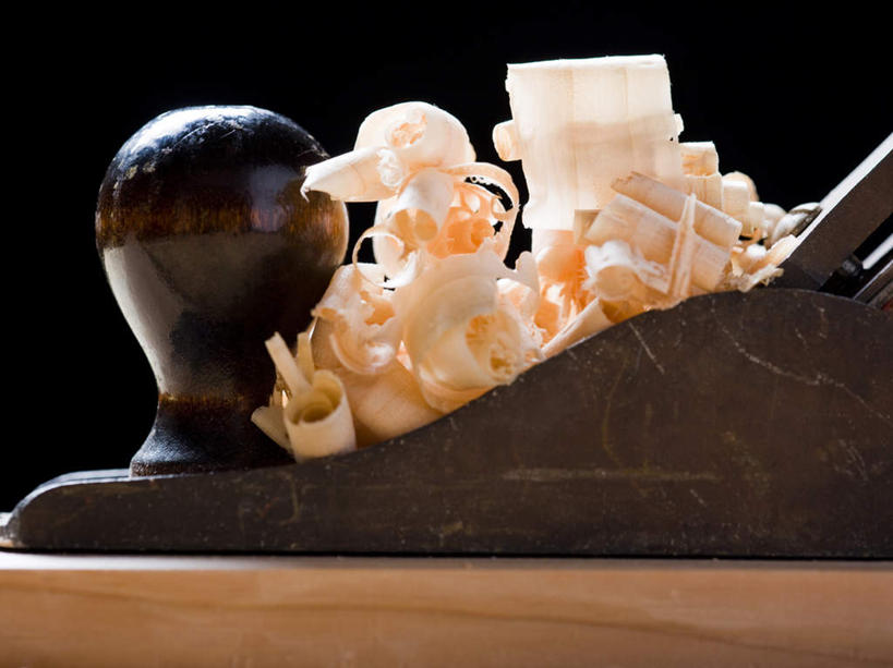 无人,横图,室内,特写,白天,正面,静物,阴影,黑色背景,反射,木制,板凳,木屑,影子,凳子,木制品,摄影,影棚,碎屑,刨花,彩图,影棚拍摄,拍摄