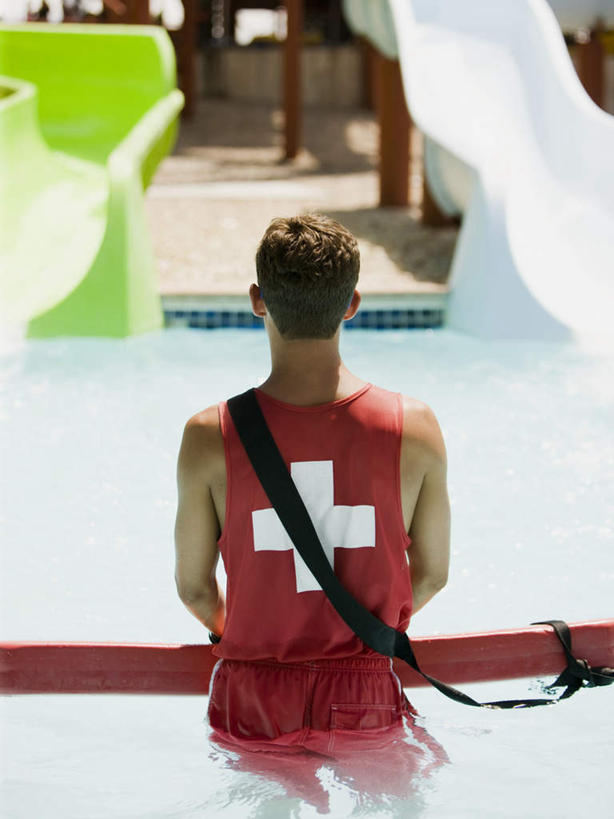 西方人,一个人,体育馆,游泳池,站,竖图,俯视,室外,白天,游戏,水,玩具,欧洲,欧洲人,仅一个男性,仅一个人,阴影,服装,光线,背心,冲浪板,影子,水池,水面,玩,娱乐,运动器械,泳池,仅一个年轻男性,衣服,红色,阳光,站着,休闲,滑滑梯,健身器械,滑梯,益智,服饰,活动,游泳馆,衣着,穿着,发泄,消遣,智力,健身器材,宣泄,衣饰,冲浪装备,男人,男性,年轻男性,白种人,玩耍,嬉戏,站立,半身,彩图,高角度拍摄,运动器材