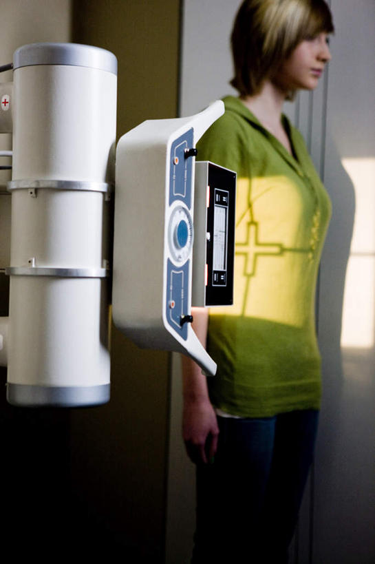 西方人,一个人,医院,站,竖图,x光片,室内,白天,侧面,机器,欧洲,欧洲人,仅一个年轻女性,仅一个女性,仅一个人,服装,辐射,医学,注视,休闲装,设备,衣服,绿色,观察,看,站着,休闲,休闲服,服饰,观看,察看,医疗,医疗设备,x射线,关注,医疗器械,x光,医疗工具,医疗机构,CAT扫描仪,检测工具,年轻女性,女人,女性,白种人,站立,半身,彩图,病院,诊所,计算机X射线轴向分层造影扫描仪,计算机轴向断层扫描,电磁波,电磁辐射