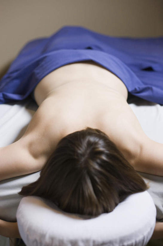 西方人,一个人,竖图,俯视,室内,白天,床,欧洲,欧洲人,仅一个年轻女性,仅一个女性,仅一个人,床单,被子,裸露,蓝色,趴着,被单,裸,按摩床,年轻女性,女人,女性,白种人,趴,半身,彩图,高角度拍摄,搓背床,理疗床,美容床,指压床