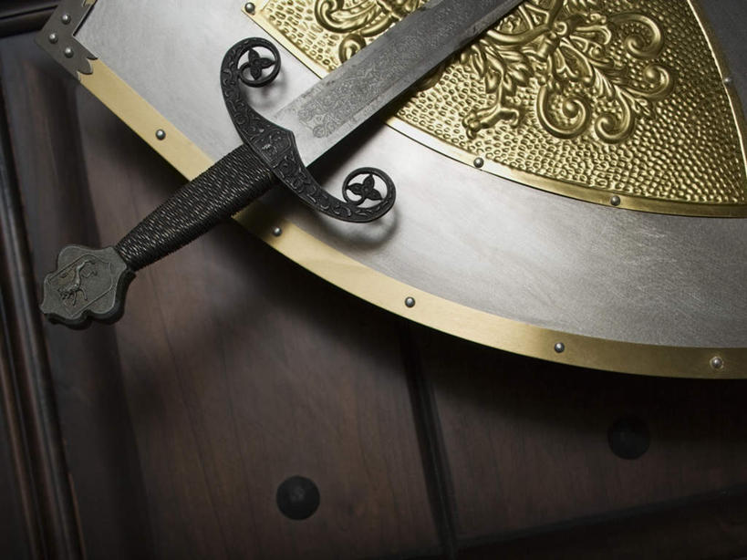 无人,横图,俯视,室内,特写,白天,竞争,门,静物,一把,对抗,朦胧,模糊,冲突,木制,破坏,木制品,门框,武器,战争,盾牌,盾,坚硬,损坏,剑,攻击,威胁,对立,矛盾,兵器,防御,敌对,挫败,斗争,抗拒,抗衡,杀伤,威慑,坚固,百兵之君,短兵,危险,彩图,高角度拍摄