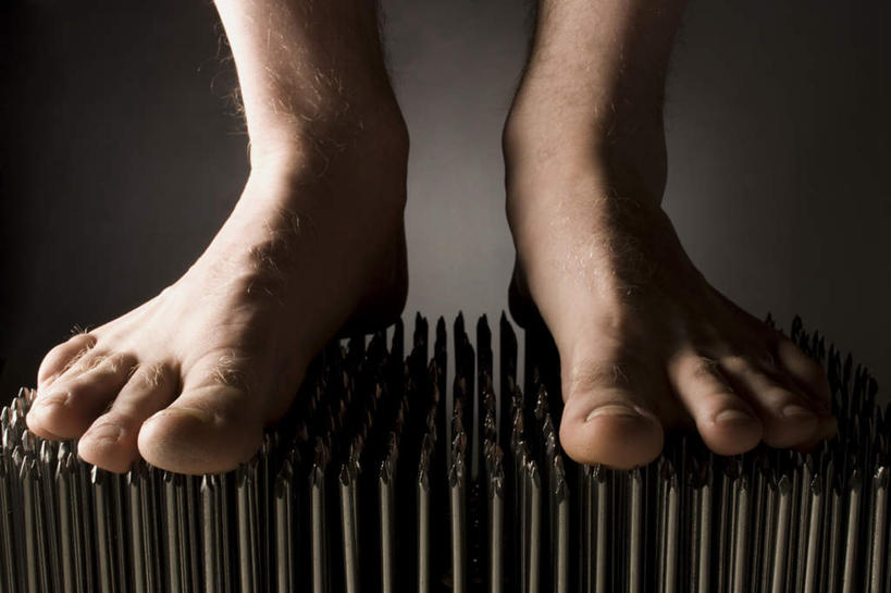 西方人,腿部,脚,脚趾,脚趾甲,腿,一个人,横图,室内,特写,白天,正面,金属制品,欧洲,欧洲人,仅一个男性,仅一个人,一排,许多,阴影,灰色背景,整齐,反射,金属,钉子,影子,光脚,双脚,踩,排列,仅一个年轻男性,踩着,赤脚,摄影,影棚,五金,紧固,队列,牢固,伤害,危险,男人,男性,年轻男性,白种人,脚指甲,半身,彩图,影棚拍摄,拍摄,稳固