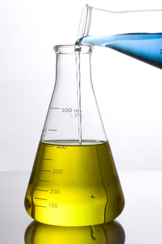 无人,竖图,室内,特写,白天,白色背景,正面,实验,仪器,静物,倒,阴影,研究,透明,反射,分析,化学,测试,烧瓶,液体,影子,玻璃制品,两个,黄色,蓝色,玻璃瓶,瓶子,器皿,摄影,影棚,单个,玻璃仪器,试验耗材,实验用品,平底烧瓶,彩图,影棚拍摄,拍摄