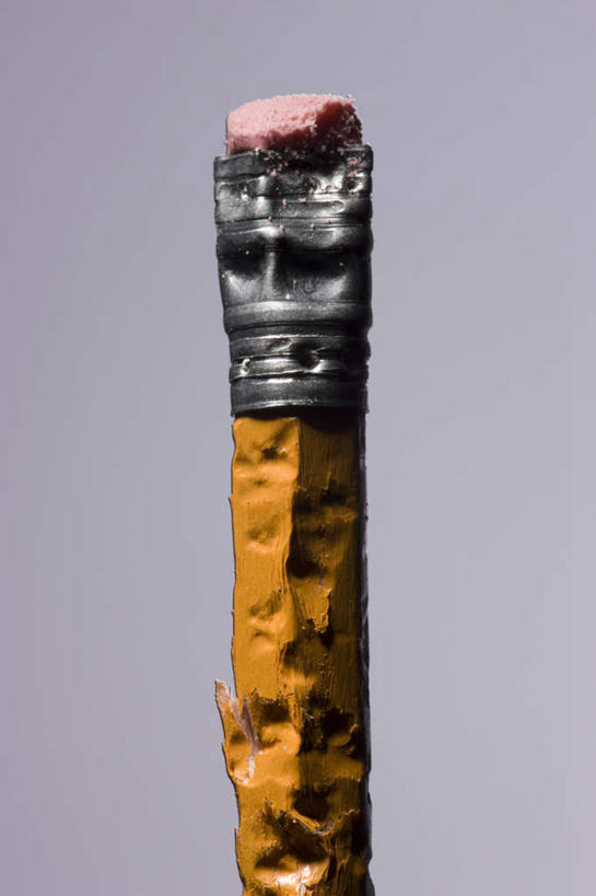 无人,竖图,室内,特写,白天,正面,静物,阴影,灰色背景,反射,笔,影子,办公用品,破坏,文具,黄色,铅笔,橡皮,学习用品,摄影,影棚,文具用品,损坏,一支,毁坏,彩图,影棚拍摄,拍摄