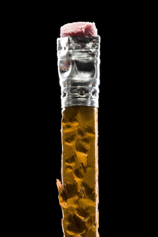 无人,竖图,室内,特写,白天,正面,静物,阴影,黑色背景,反射,笔,影子,办公用品,破坏,文具,黄色,铅笔,橡皮,学习用品,摄影,影棚,文具用品,损坏,一支,毁坏,彩图,影棚拍摄,拍摄