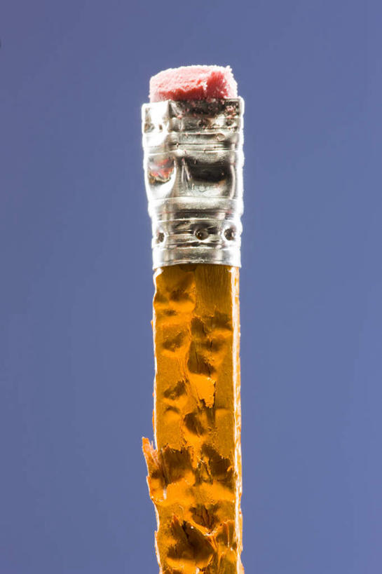 无人,竖图,室内,特写,白天,正面,静物,阴影,蓝色背景,反射,笔,影子,办公用品,破坏,文具,黄色,铅笔,橡皮,学习用品,摄影,影棚,文具用品,损坏,一支,毁坏,彩图,影棚拍摄,拍摄