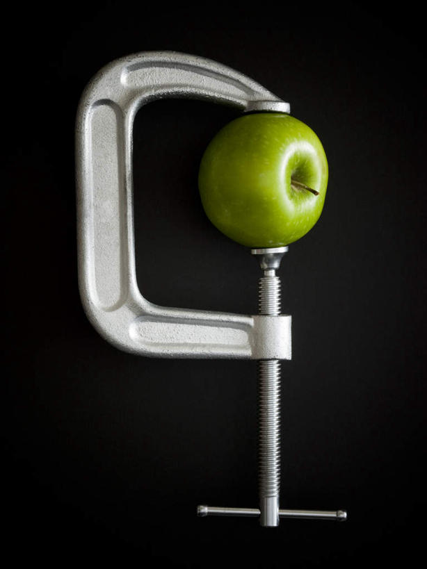 无人,竖图,俯视,室内,特写,白天,苹果,水果,一把,阴影,黑色背景,新鲜,反射,影子,生食,食品,果实,食物,一个,绿色,摄影,有机食品,绿色食品,影棚,单个,木工夹,C型夹,C型钳,G型夹,G型钳,彩图,高角度拍摄,影棚拍摄,拍摄