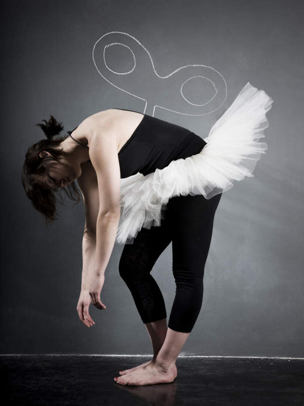 西方人,一个人,站,闭眼,竖图,室内,白天,侧面,抽象,裙子,绘画,零件,欧洲,欧洲人,仅一个年轻女性,仅一个女性,仅一个人,撑,弯腰,阴影,黑色背景,服装,艺术,反射,彩绘,弹簧,图案,影子,艺术品,古典,休闲装,光脚,文化,衣服,工艺品,低头,品味,站着,休闲,概念,疲倦,赤脚,休闲服,短裙,摄影,服饰,影棚,美术,发条,疲劳,撑着,高雅,疲惫,困乏,疲乏,美学,弯身,芭蕾舞裙,芭蕾裙,委顿,疲困,疲顿,疲钝,倦怠,怠倦,图文,年轻女性,女人,女性,白种人,闭眼睛,闭着眼,闭着眼睛,站立,彩图,全身,影棚拍摄,拍摄,涂鸦,平弹簧