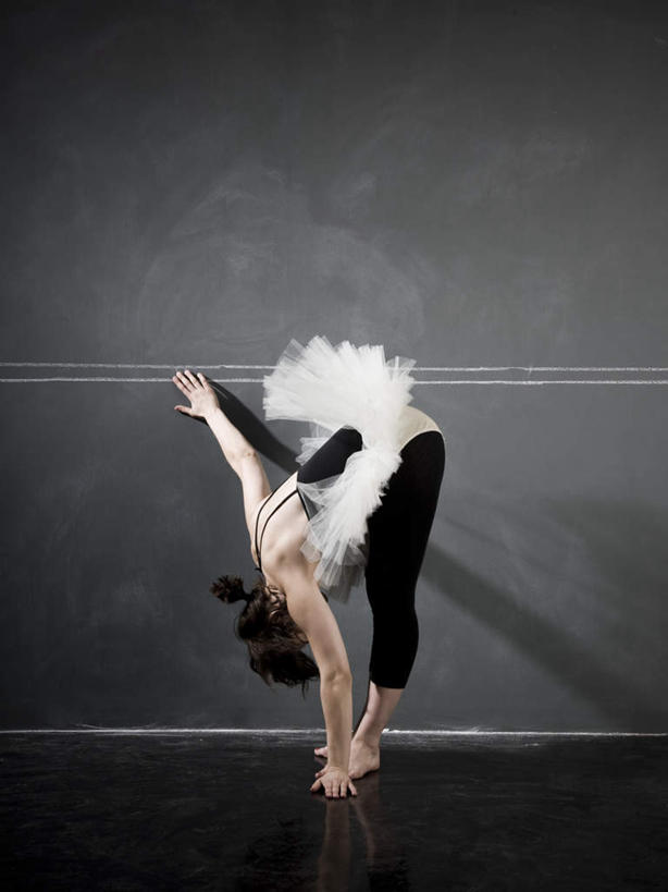 西方人,一个人,站,竖图,室内,白天,侧面,抽象,裙子,跳舞,绘画,零件,芭蕾,欧洲,欧洲人,仅一个年轻女性,仅一个女性,仅一个人,弯腰,阴影,黑色背景,服装,艺术,反射,彩绘,弹簧,图案,影子,艺术品,古典,注视,休闲装,光脚,文化,衣服,工艺品,低头,观察,看,品味,站着,休闲,概念,赤脚,休闲服,短裙,摄影,服饰,影棚,观看,美术,发条,察看,高雅,关注,舞姿,美学,弯身,芭蕾舞裙,芭蕾裙,图文,芭蕾舞,年轻女性,女人,女性,白种人,站立,彩图,全身,影棚拍摄,拍摄,涂鸦,舞蹈,平弹簧