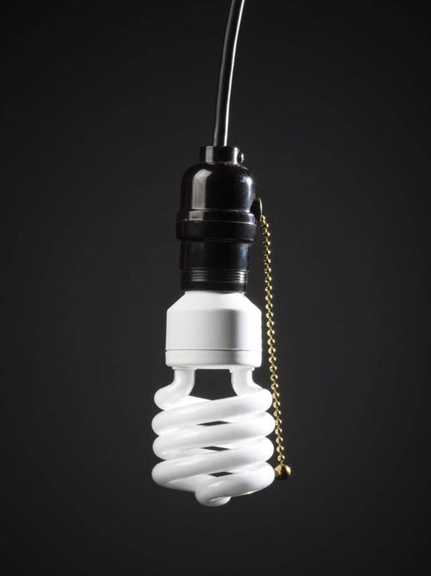 无人,竖图,室内,特写,白天,正面,节能,静物,照明,吊挂,悬挂,阴影,黑色背景,环保,反射,灯泡,螺旋,影子,挂,灯,节能灯,一个,灯具,摄影,影棚,能源,单个,照亮,低碳,照明工具,荧光灯,螺旋管节能灯,彩图,影棚拍摄,螺旋形,拍摄