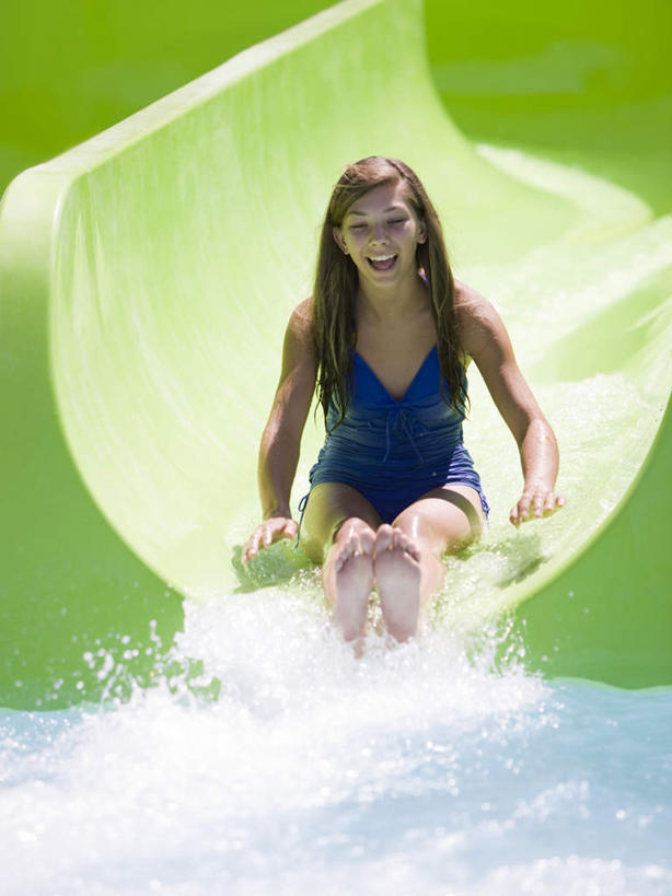 西方人,一个人,游泳池,坐,笑,微笑,露齿笑,竖图,室外,白天,正面,泳装,游戏,水,玩具,欧洲,欧洲人,仅一个女性,仅一个人,飞溅,朦胧,模糊,溅,液体,水池,水滴,水面,玩,注视,光脚,娱乐,运动器械,泳池,水珠,绿色,观察,看,仅一个中年女性,休闲,赤脚,滑滑梯,滑梯,益智,观看,活动,察看,发泄,关注,喷洒,消遣,智力,连体泳衣,宣泄,女人,女性,中年女性,白种人,玩耍,嬉戏,坐着,彩图,全身,泳衣