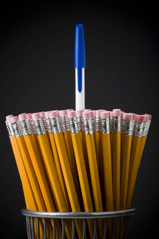 无人,竖图,室内,特写,白天,正面,静物,笔筒,许多,阴影,黑色背景,反射,笔,影子,办公用品,水笔,文具,黄色,铅笔,容器,学习用品,器皿,摄影,影棚,储藏,文具用品,一支,储存,插笔器具,文房用具,彩图,影棚拍摄,拍摄,贮存