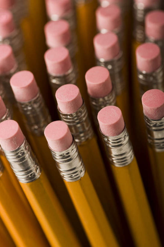 无人,竖图,俯视,室内,特写,白天,静物,许多,阴影,反射,笔,影子,办公用品,文具,粉色,黄色,铅笔,橡皮,学习用品,摄影,影棚,文具用品,彩图,高角度拍摄,影棚拍摄,拍摄