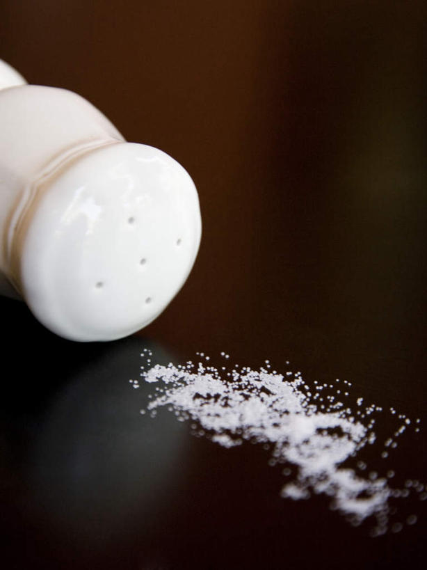 无人,竖图,俯视,室内,特写,白天,桌面,桌子,朦胧,模糊,木制,罐子,调料,盐,调味品,调味料,食盐,玻璃制品,一个,玻璃瓶,木制品,瓶子,单个,彩图,高角度拍摄