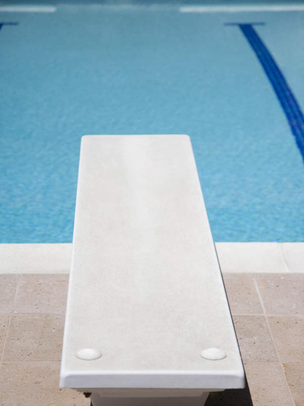 无人,体育馆,游泳池,竖图,俯视,室外,特写,白天,水,阴影,反射,影子,水池,水面,运动器械,泳池,健身器械,游泳馆,跳板,健身器材,彩图,高角度拍摄,助跳板,运动器材