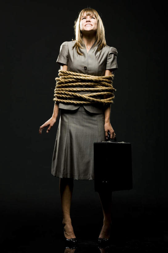 西方人,一个人,商务人士,商务女性,站,竖图,室内,白天,正面,失败,欧洲,欧洲人,仅一个年轻女性,仅一个女性,仅一个人,捆扎,握,黑色背景,套装,沮丧,包,公文包,拿,拿着,注视,绳子,观察,看,站着,难受,无奈,握着,摄影,影棚,公事包,观看,绳索,失望,悲伤,察看,伤心,难过,关注,失落,商务装,工薪阶层,颓废,挫败,受挫,落败,落空,错过,失足,失意,失策,失算,颓丧,衰颓,悲哀,懊丧,颓靡,气馁,丧气,败北,挫折,失利,年轻女性,女人,女性,白种人,白领,上班族,抬头,仰头,站立,彩图,全身,影棚拍摄,拍摄