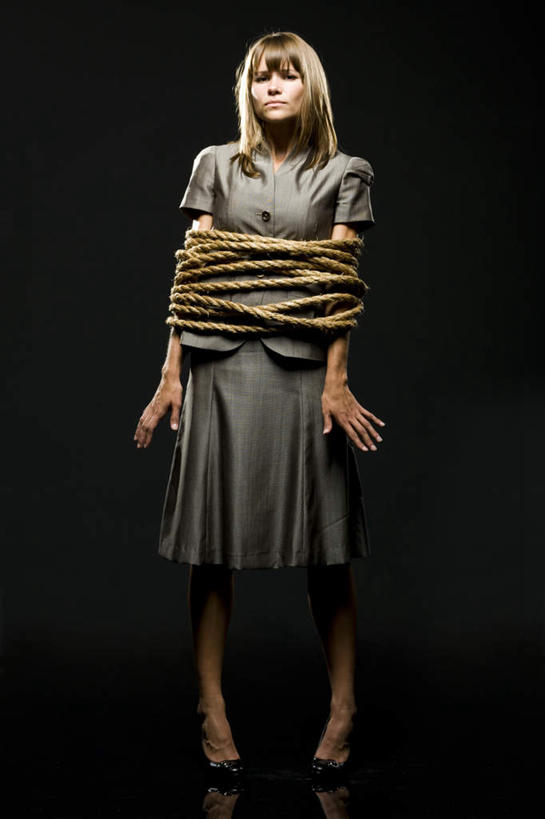 西方人,一个人,商务人士,商务女性,站,竖图,室内,白天,正面,失败,欧洲,欧洲人,仅一个年轻女性,仅一个女性,仅一个人,捆扎,黑色背景,套装,沮丧,注视,绳子,观察,看,站着,难受,无奈,摄影,影棚,观看,绳索,失望,悲伤,察看,伤心,难过,关注,失落,商务装,工薪阶层,颓废,挫败,受挫,落败,落空,错过,失足,失意,失策,失算,颓丧,衰颓,悲哀,懊丧,颓靡,气馁,丧气,败北,挫折,失利,年轻女性,女人,女性,白种人,白领,上班族,站立,彩图,全身,影棚拍摄,拍摄