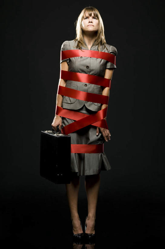 西方人,一个人,商务人士,商务女性,站,竖图,室内,白天,正面,失败,欧洲,欧洲人,仅一个年轻女性,仅一个女性,仅一个人,捆扎,握,黑色背景,套装,沮丧,包,公文包,丝绸,丝带,缎带,拿,拿着,注视,绸带,红色,观察,看,站着,难受,无奈,握着,摄影,影棚,公事包,观看,失望,悲伤,察看,伤心,难过,关注,失落,商务装,工薪阶层,颓废,挫败,受挫,落败,落空,错过,失足,失意,失策,失算,颓丧,衰颓,悲哀,懊丧,颓靡,气馁,丧气,败北,挫折,失利,年轻女性,女人,女性,白种人,白领,上班族,站立,彩图,全身,影棚拍摄,拍摄