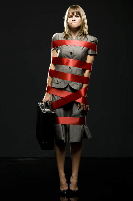 西方人,一个人,商务人士,商务女性,站,竖图,室内,白天,正面,失败,欧洲,欧洲人,仅一个年轻女性,仅一个女性,仅一个人,捆扎,握,黑色背景,套装,沮丧,包,公文包,丝绸,丝带,缎带,拿,拿着,注视,绸带,红色,观察,看,站着,难受,无奈,握着,摄影,影棚,公事包,观看,失望,悲伤,察看,伤心,难过,关注,失落,商务装,工薪阶层,颓废,挫败,受挫,落败,落空,错过,失足,失意,失策,失算,颓丧,衰颓,悲哀,懊丧,颓靡,气馁,丧气,败北,挫折,失利,年轻女性,女人,女性,白种人,白领,上班族,站立,彩图,全身,影棚拍摄,拍摄